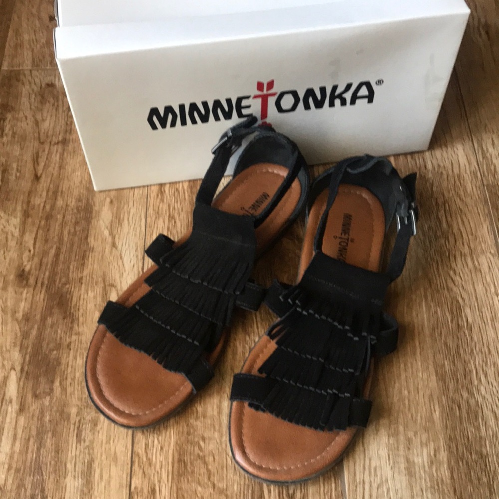 Minnetonka sandals size 8